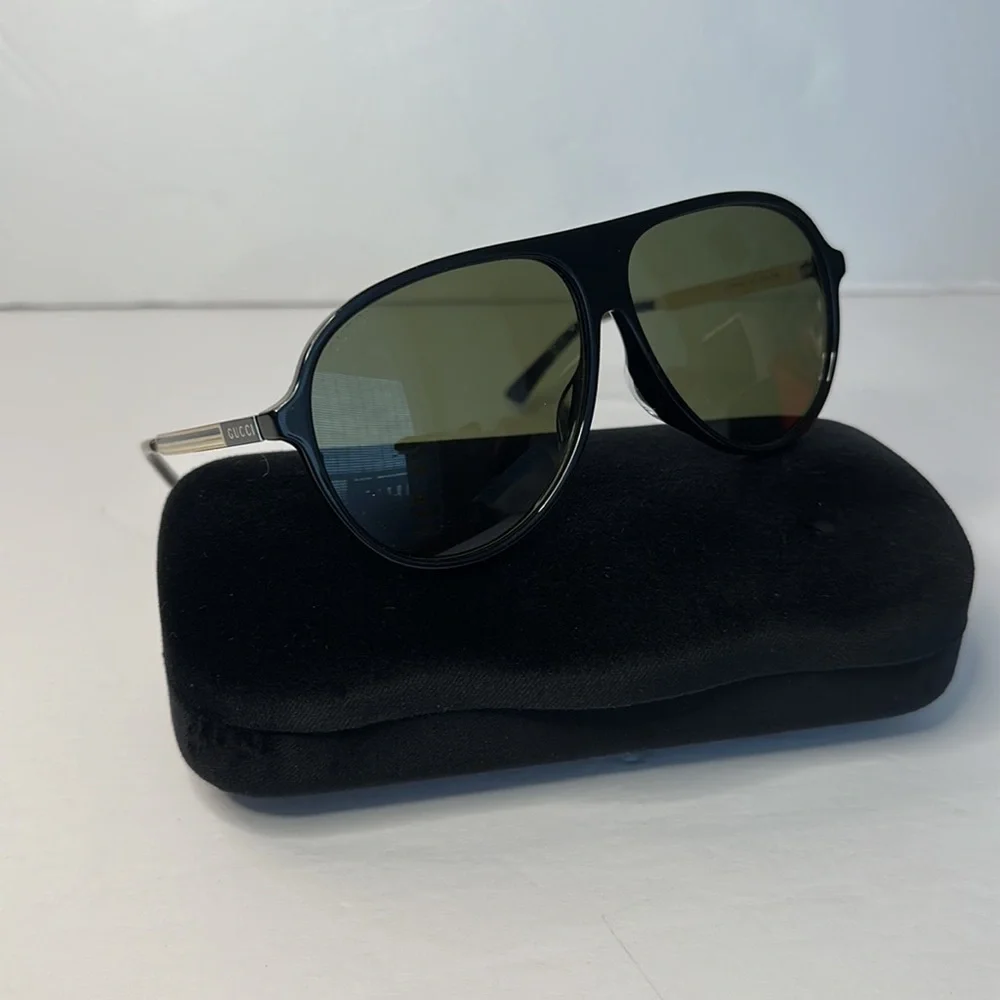GUCCI GG0829SA 002 aviator sunglass black and ruthenium frame with green lenses.